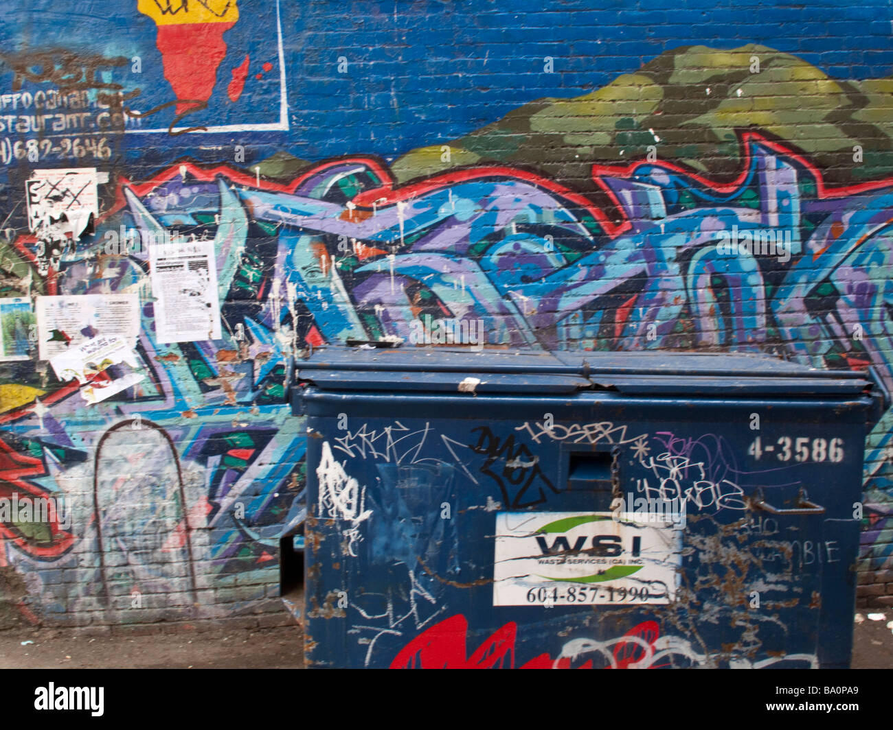 Graffiti y contenedor en el extremo este de Vancouver, British Columbia Foto de stock