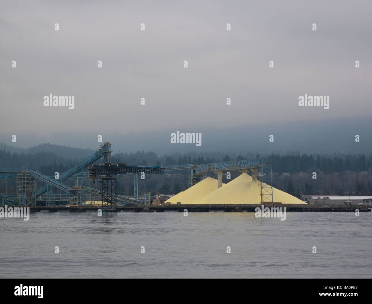 Montones de azufre o azufre esperando para embarque en el puerto de Vancouver, British Columbia Foto de stock