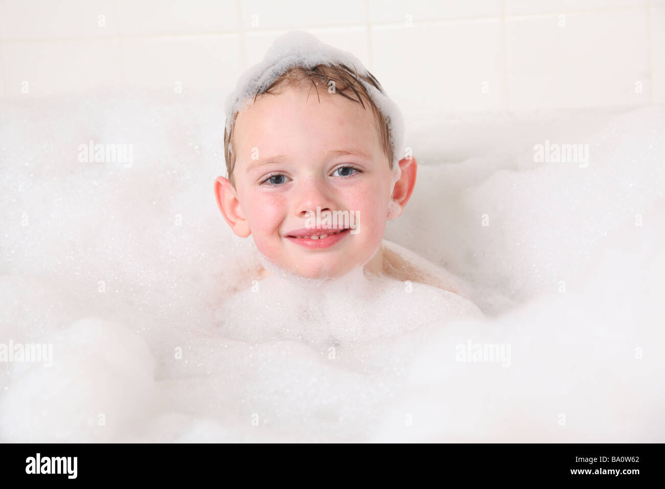 Retrato de niño en el baño de burbujas Foto de stock