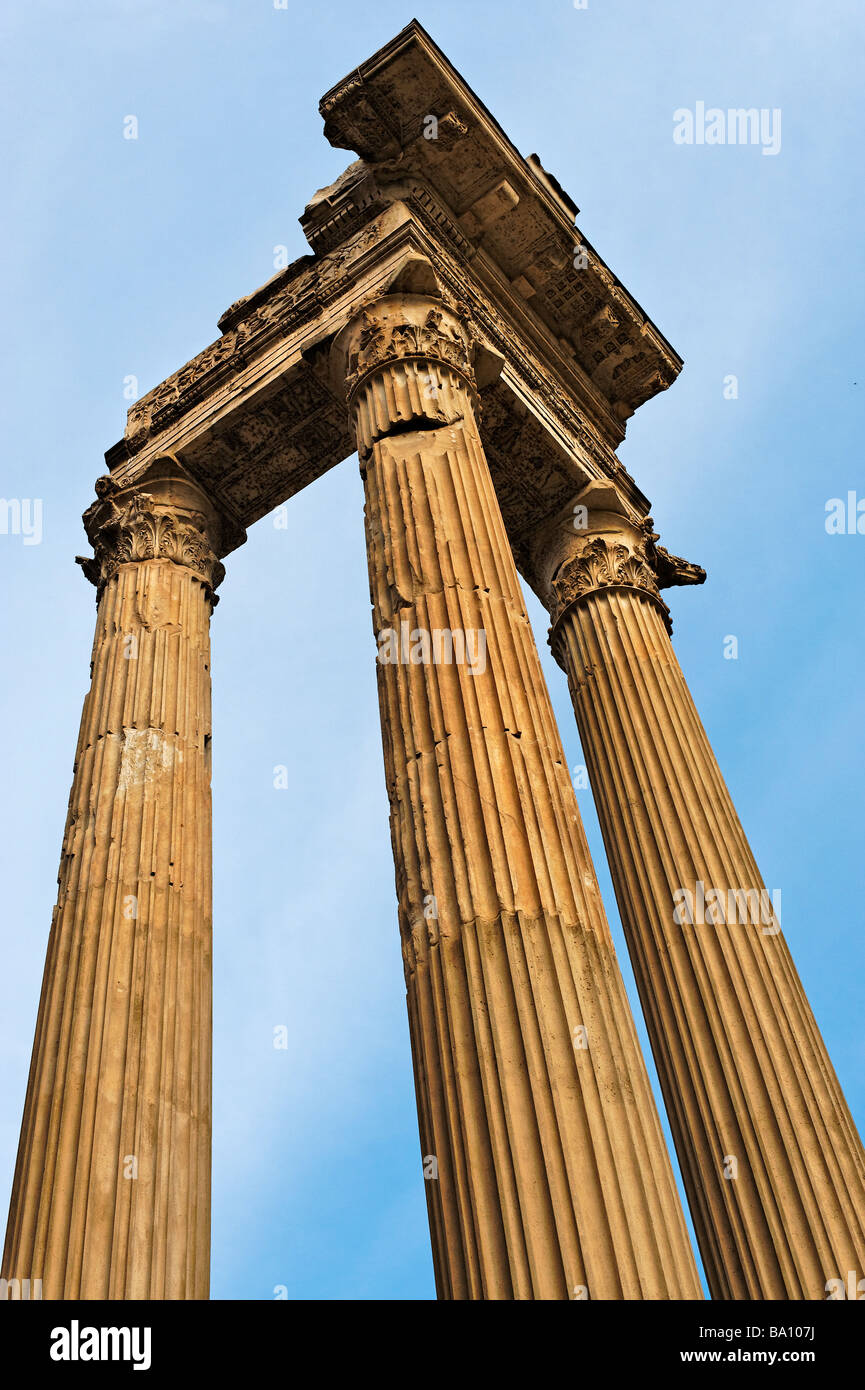 Columnas corintias del Templo de Apolo, cerca del Campo de Fiori Roma Foto de stock
