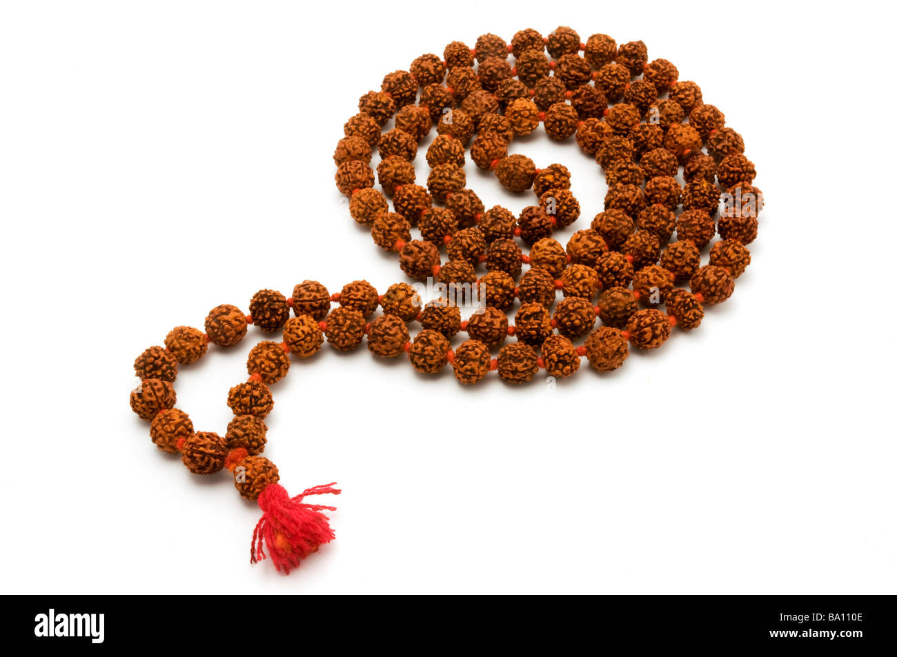 Japa Mala Juego de abalorios comúnmente utilizada por hindúes y budistas sobre un fondo blanco. Foto de stock