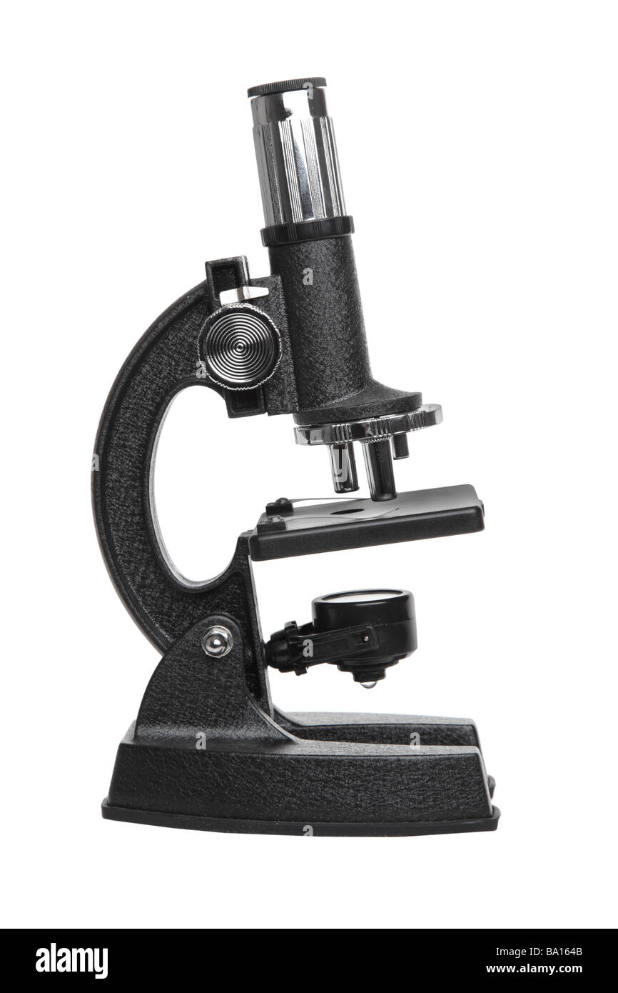 Microscopio recorte sobre fondo blanco. Foto de stock