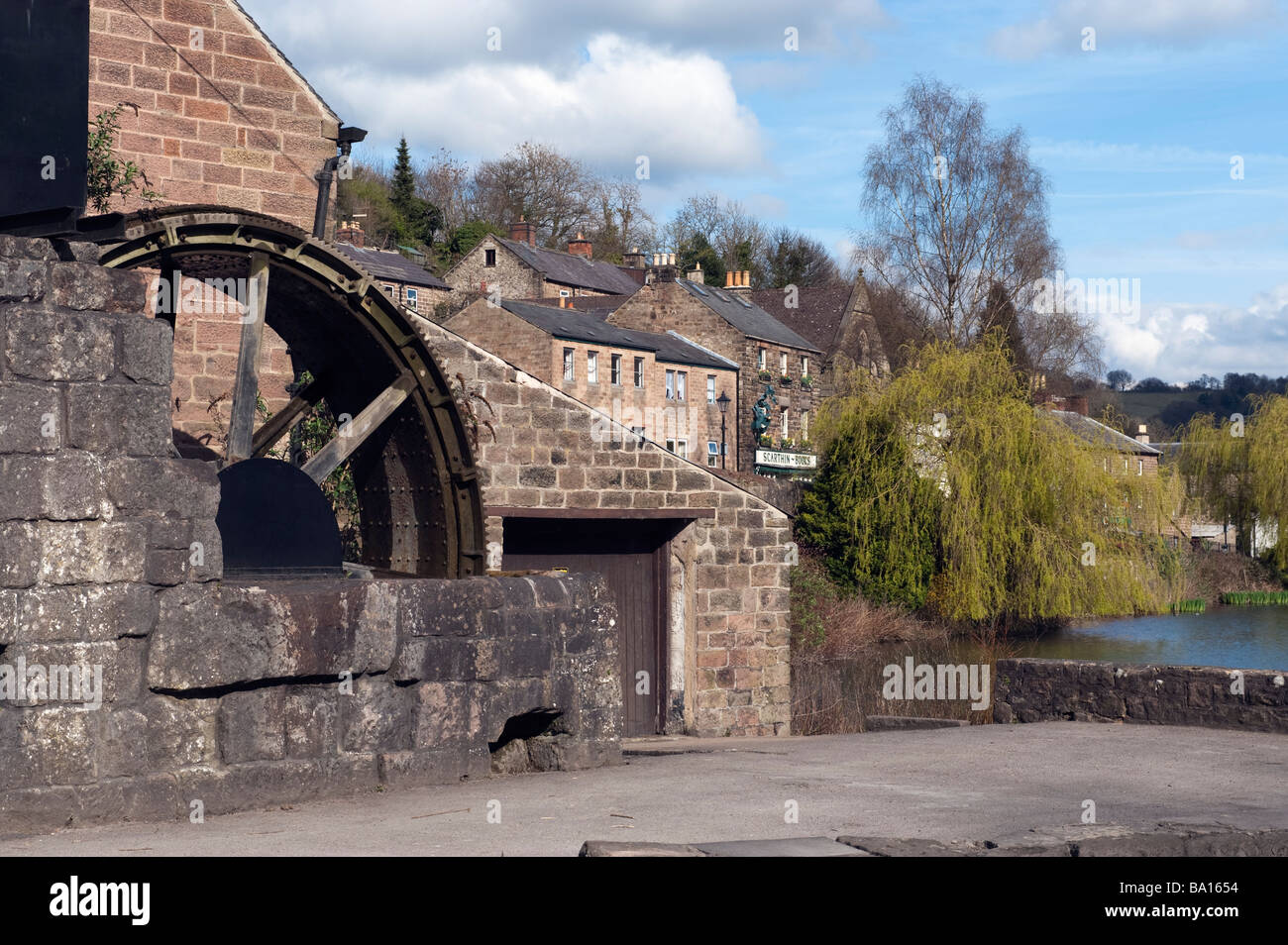 "Greyhound Pond' y rueda de agua sobre "El agua Lane',Cromford, Derbyshire, Inglaterra, Gran Bretaña." "Reino Unido" Foto de stock