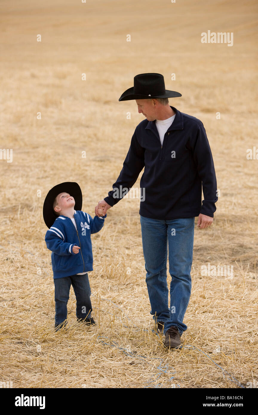 El hombre y su hijo portando sombreros vaqueros Fotografía de stock - Alamy