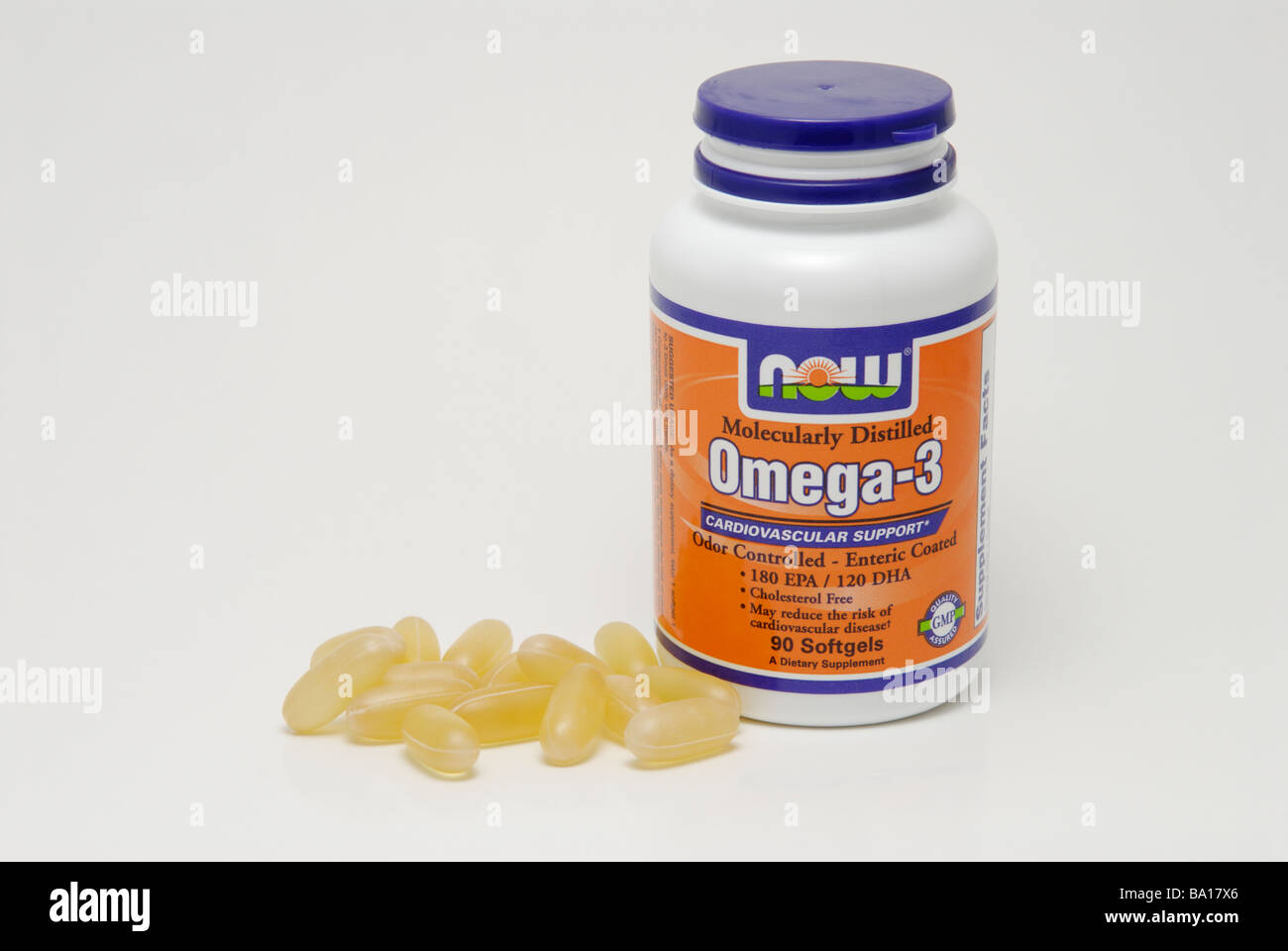 Aceite de pescado en cápsulas de gelatina para la suplementación de Omega 3 los ácidos grasos omega-3 Foto de stock