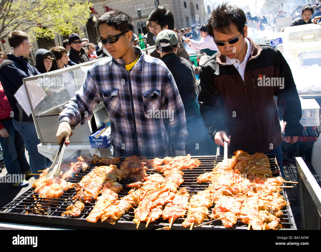 Cocina asiática tiende barbacoa en un festival al aire libre - EE.UU. Foto de stock