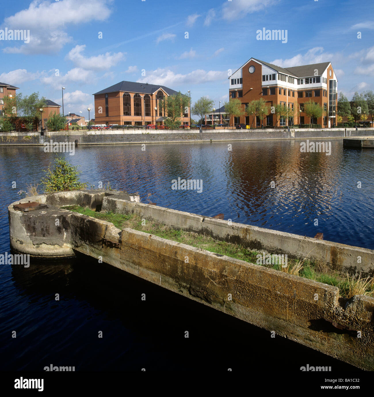 Reino Unido Inglaterra Manchester Salford Quays viviendas en antiguo barrio Dockland industrial Foto de stock