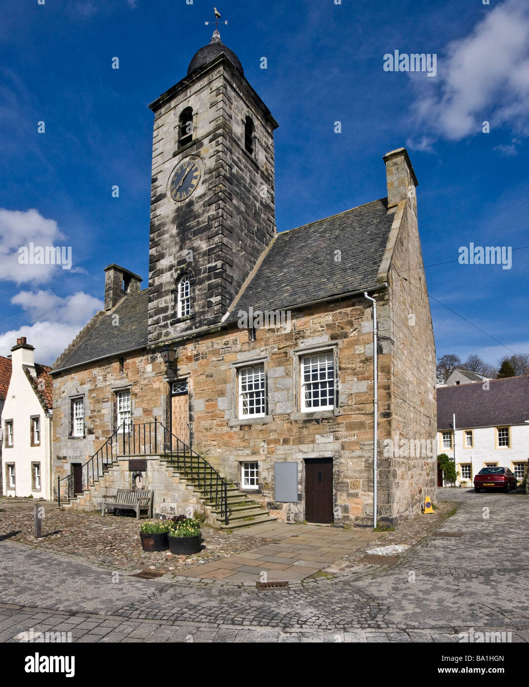 La Casa de la ciudad, en la plaza de la ciudad de Royal Burgh de Culross en Fife Escocia Foto de stock
