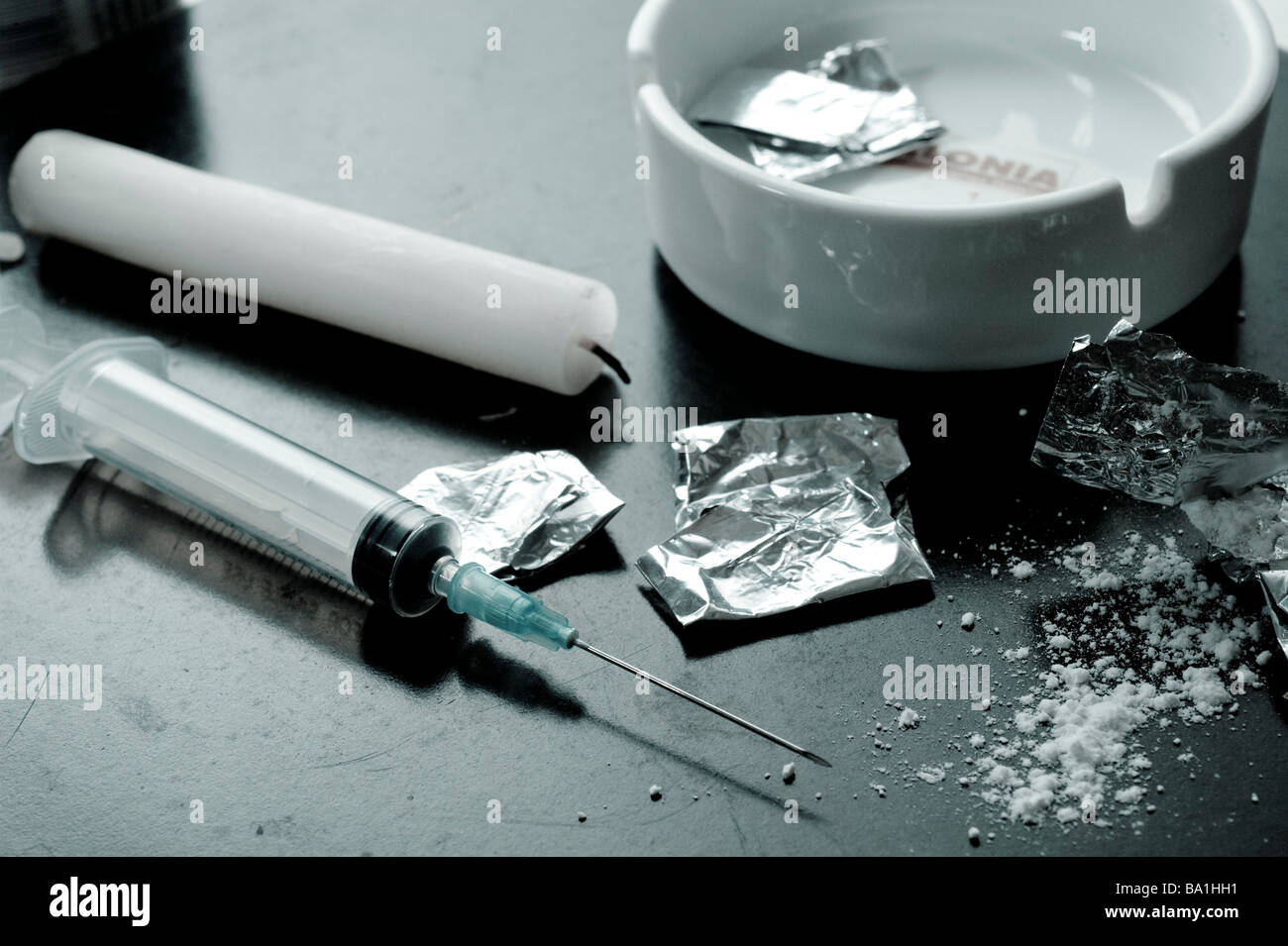 Concepto del uso indebido de drogas heroína disparar herramientas y medicamentos Foto de stock