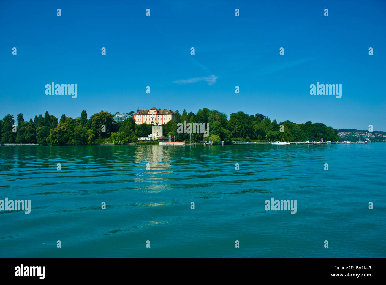 Vista del Lago del castillo de la isla de Mainau en el lago Constance Baden Würtemberg Alemania | Seeseite. Schloss Mainau, Bodensee Foto de stock