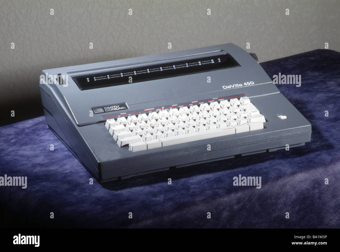 Máquina de escribir eléctrica office desk tool tipo máquina escribir  teclado inicio modelo portátil pequeño estudiante Fotografía de stock -  Alamy