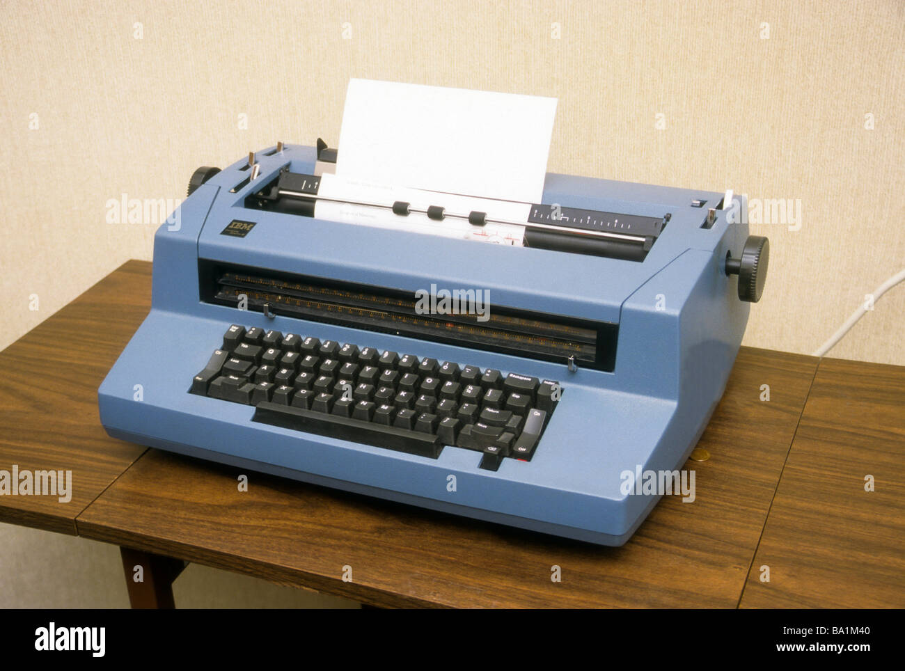 Máquina de escribir eléctrica office desk tool tipo máquina escribir  teclado IBM Fotografía de stock - Alamy