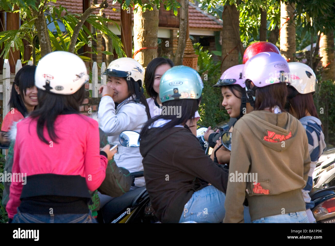 Los adolescentes vietnamitas socializar después de la escuela en Hoi An Vietnam Foto de stock