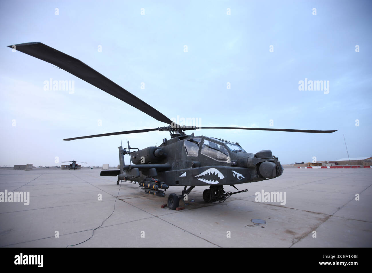 Un AH-64 Apache se prepara para despegar en Camp Speicher. Foto de stock