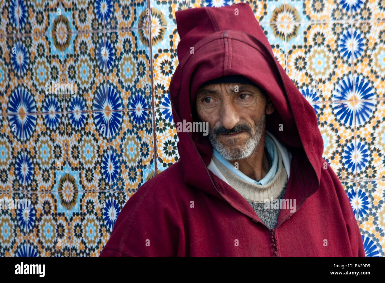 Hombre con chilaba en la Medina de Marrakech, Marruecos Stock Photo