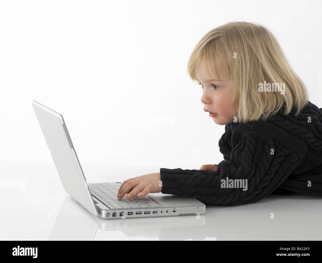 Niño de 4 años de entrada de datos portátil muchacho rubio ordenadores  portátiles ordenador interés concentración-juego juegos internet  Internetsurfen Fotografía de stock - Alamy