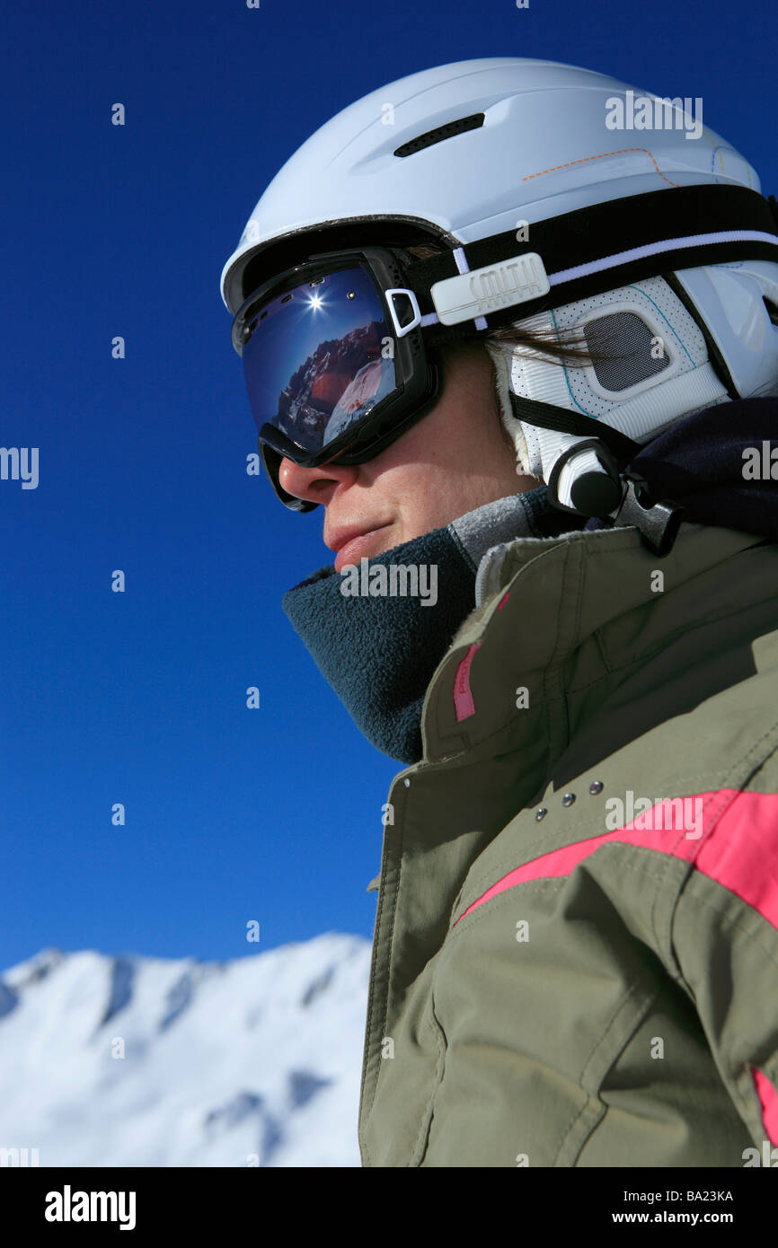 Panorama de montaña se refleja en los snowboarders gafas de una cumbre en la estación de esquí de Tignes, Espace Killy, Francia Foto de stock
