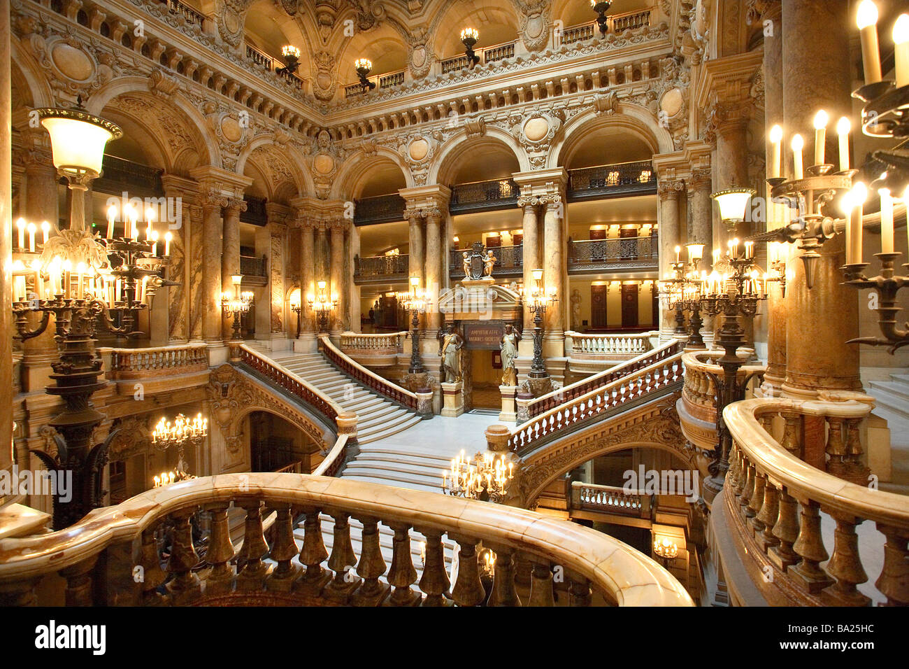 La Ópera Garnier de París hall principal Foto de stock