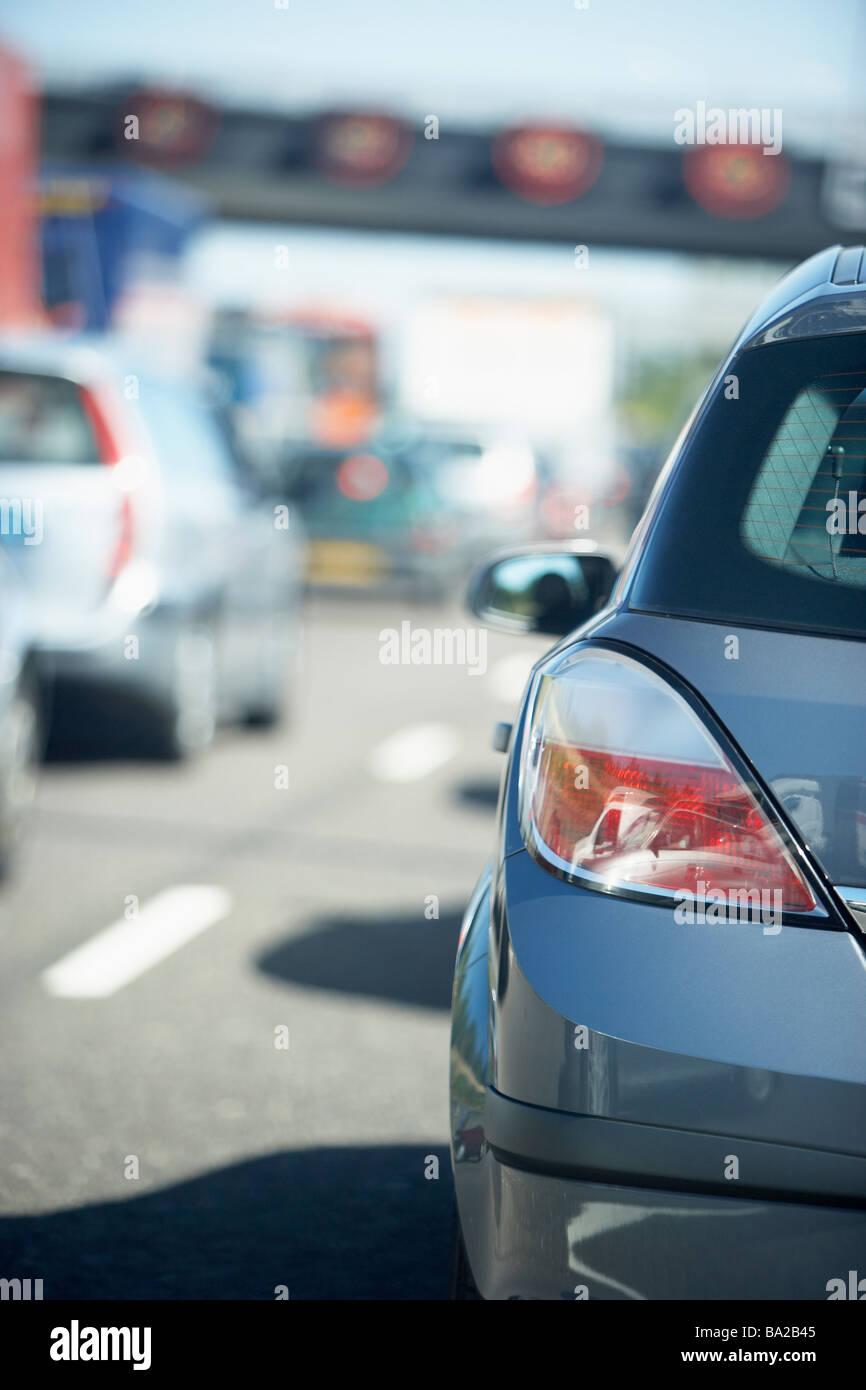 Los coches se alinearon en un atasco de tráfico en una autopista Foto de stock
