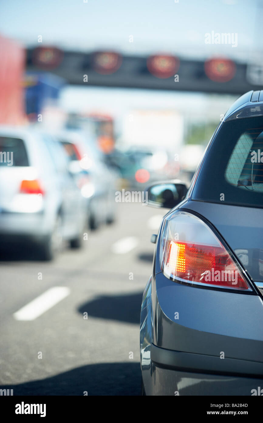 Los coches se alinearon en un atasco de tráfico en una autopista Foto de stock