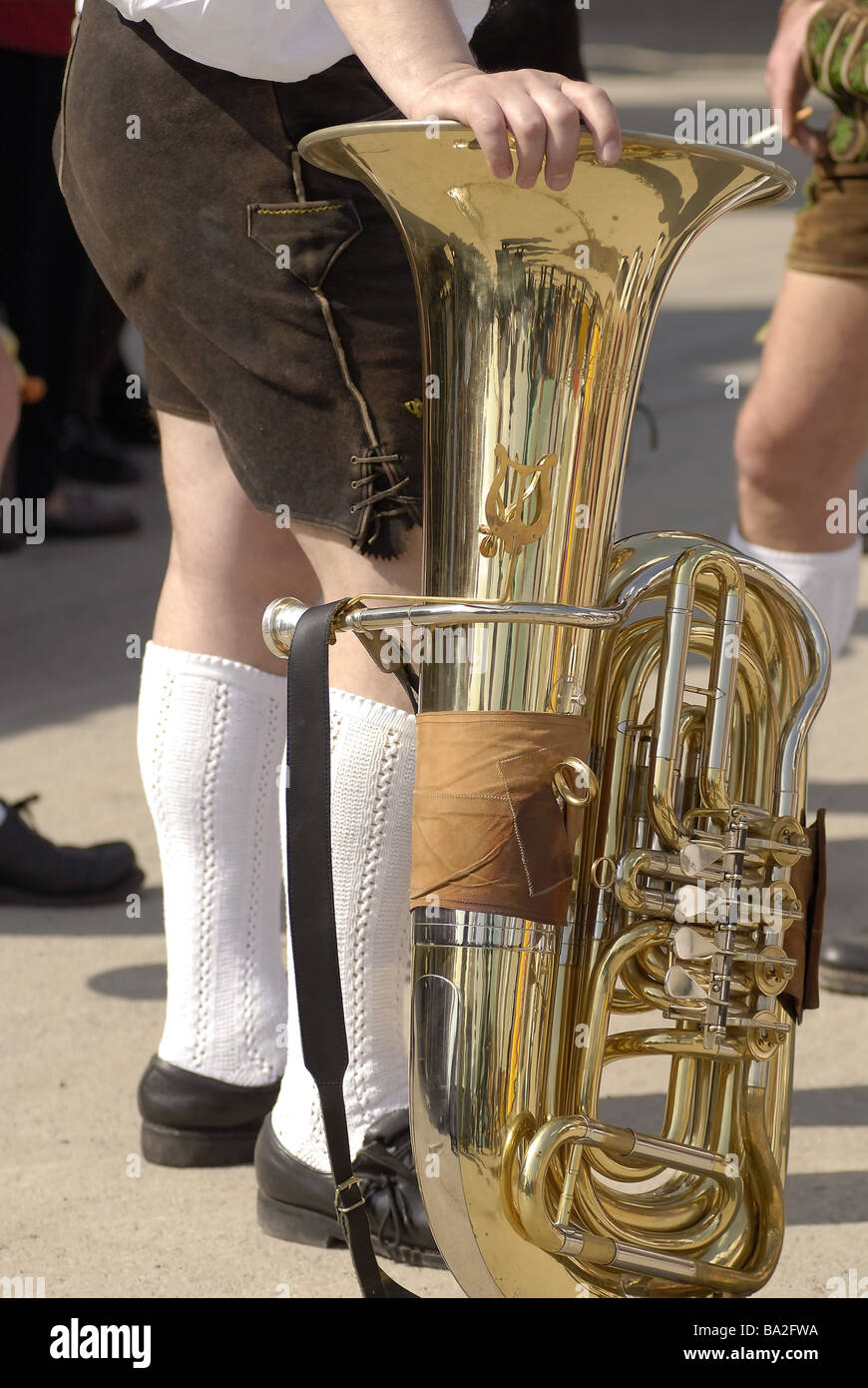 Pantalones de cuero hombre tuba admite personas detalle vestido oficial  folclore custom-hood tradición medias músicos música Fotografía de stock -  Alamy