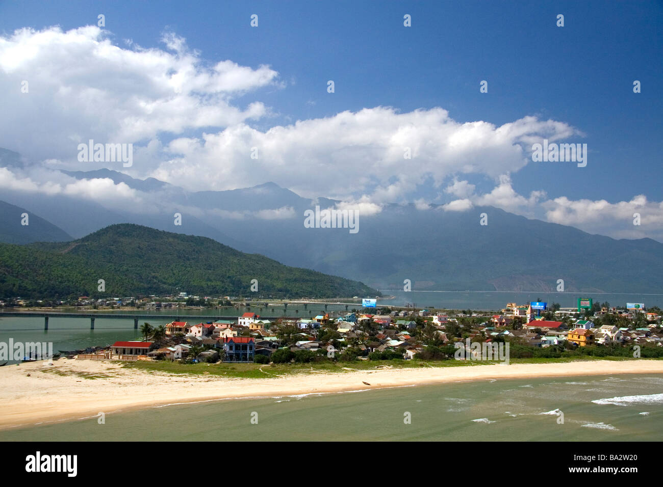 Ciudad costera de Lang Co en Vietnam Foto de stock