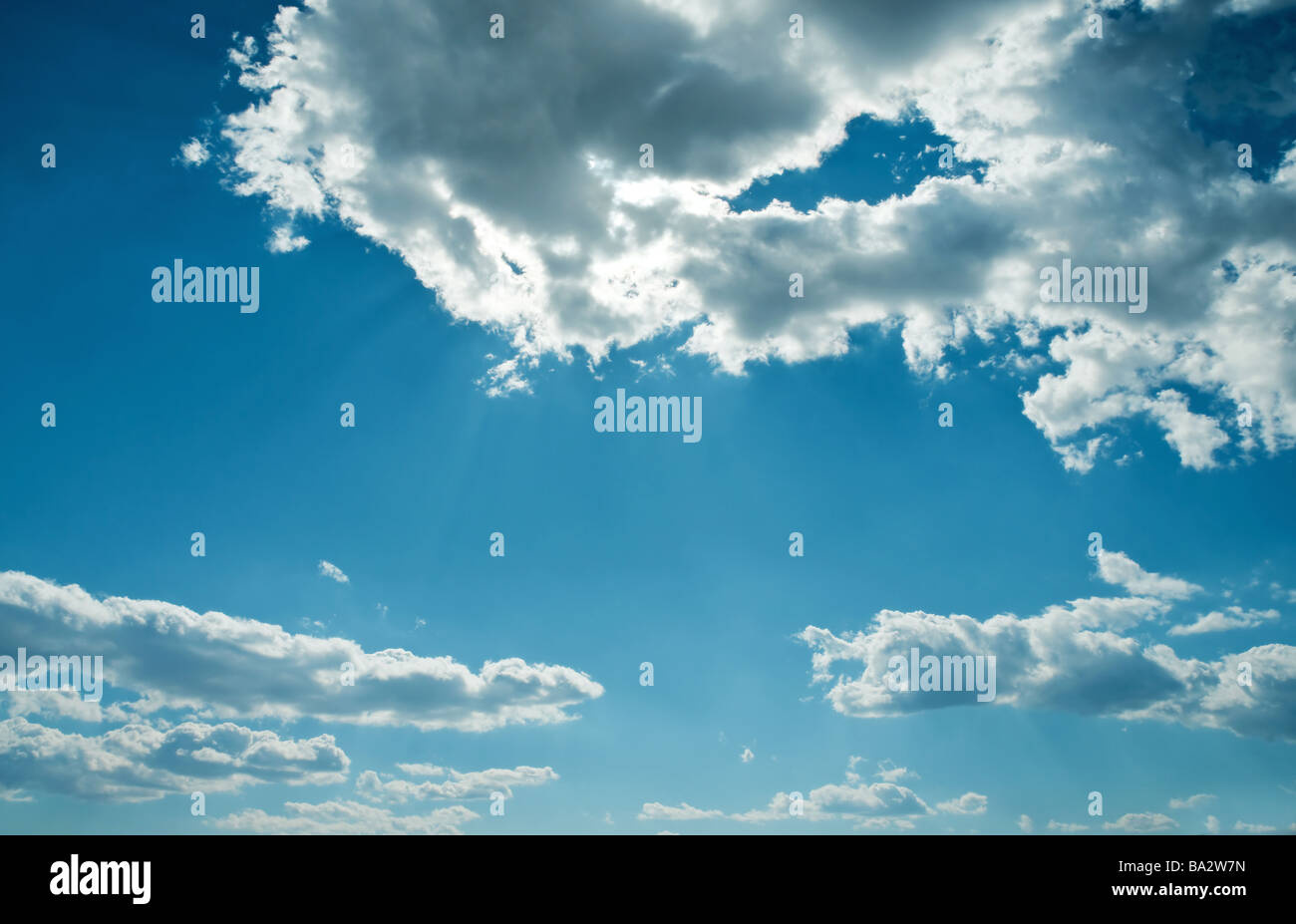Cielos azules Foto de stock