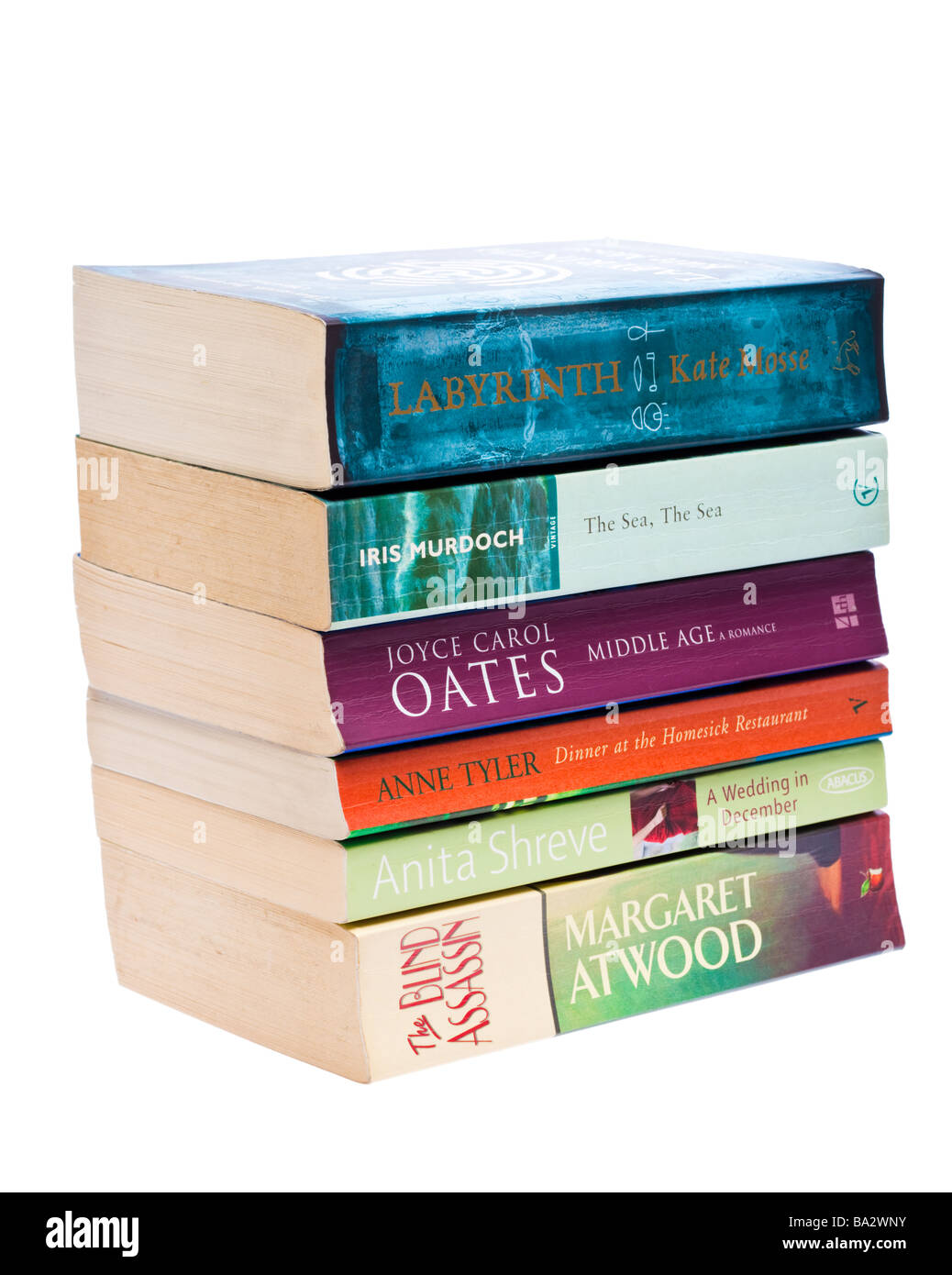 Pila de libros de ficción literaria por autores femenino Foto de stock