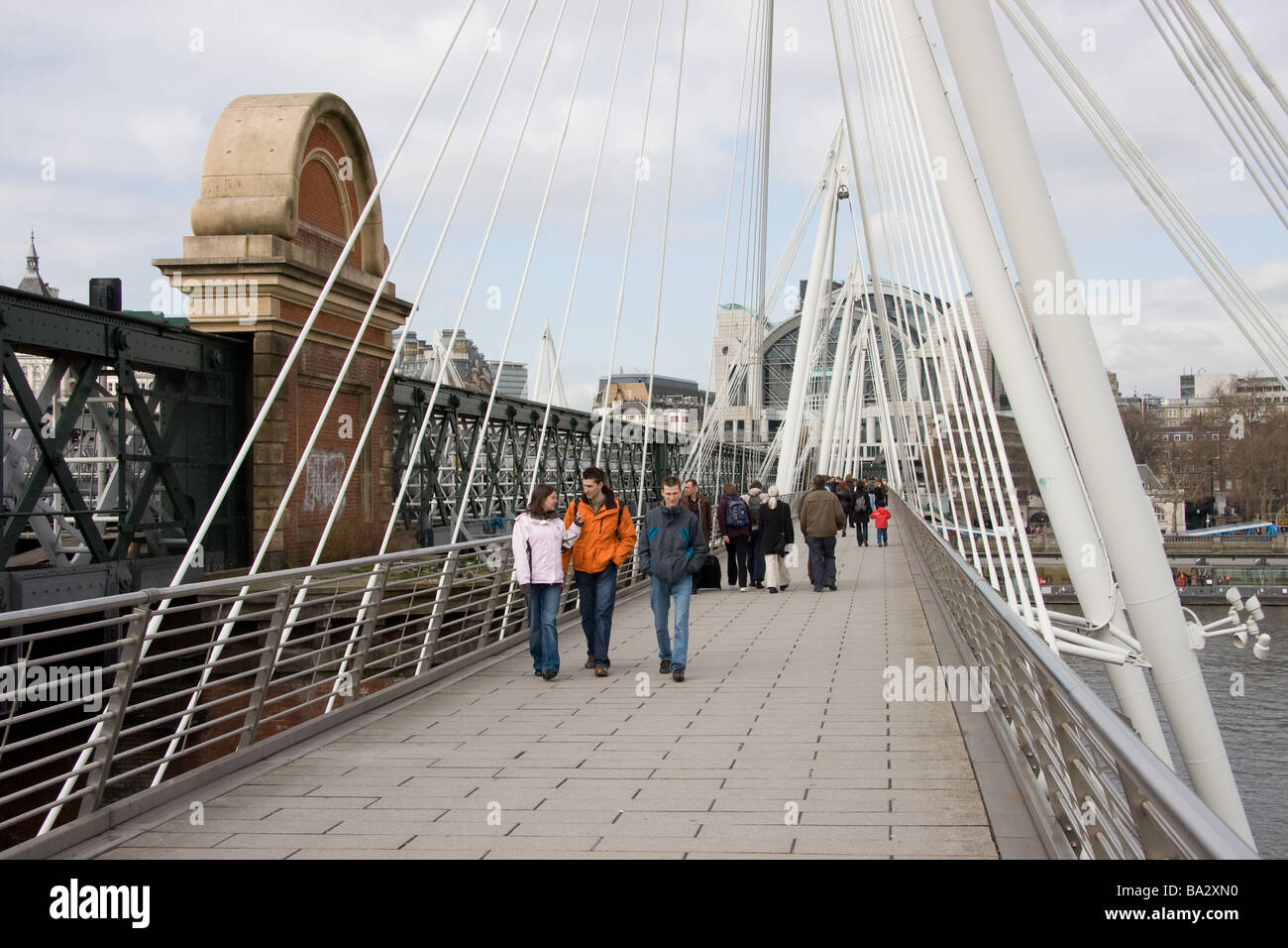 Londres England Reino Unido charing cross x Golden Jubilee paseo público pasarela puente colgante moderno de viajeros Foto de stock