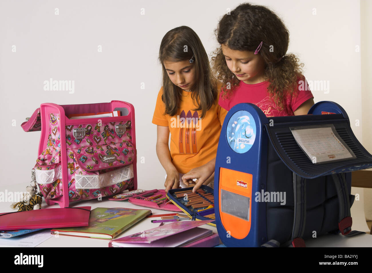 Las aulas de la escuela escuela de niñas banco serie mochilas envolver las  personas de 80-10 años dos niños amigos escolares de primaria de la escuela  Fotografía de stock - Alamy