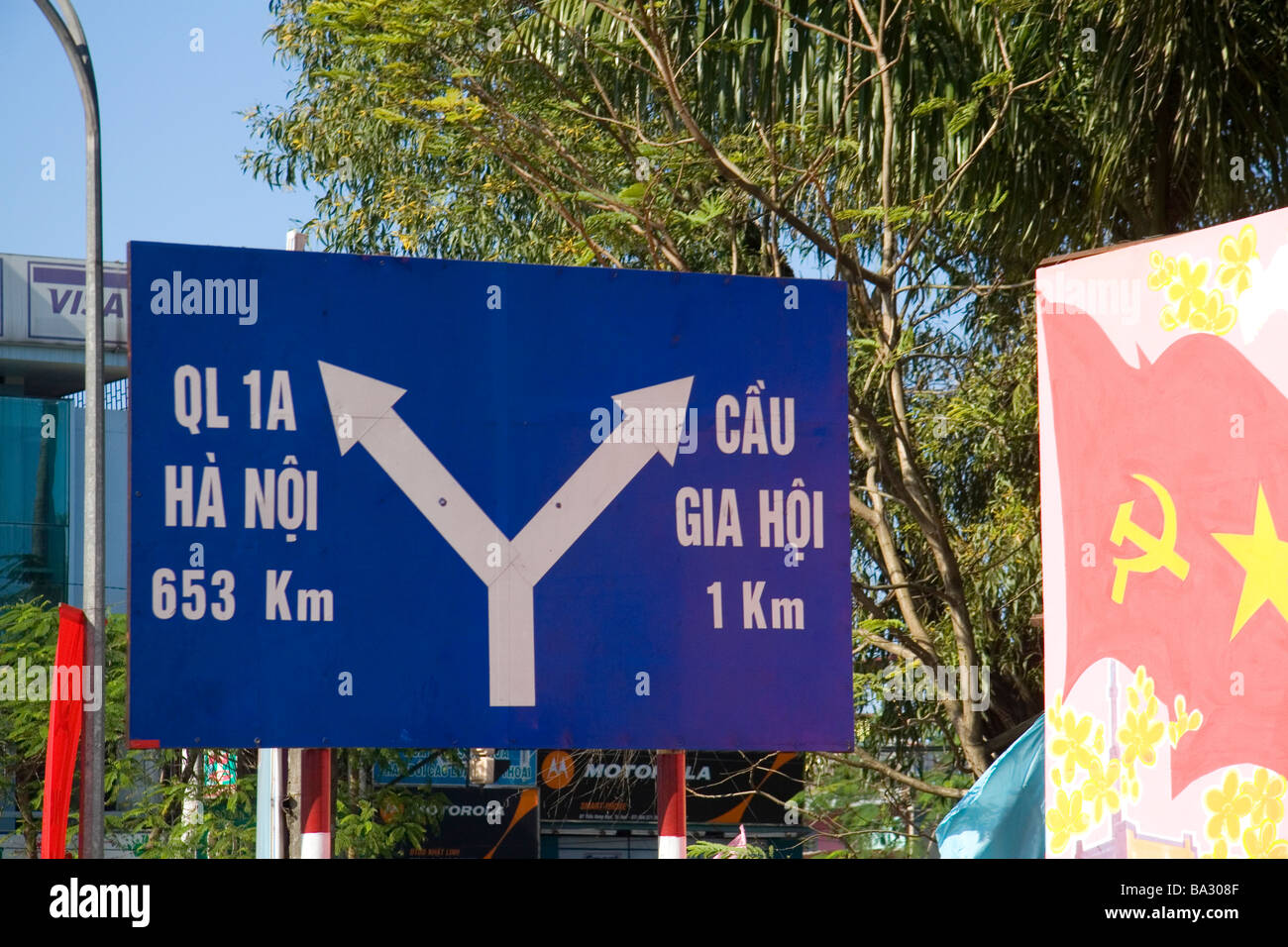 Dirección de tráfico señales de carretera en Hue Vietnam Foto de stock