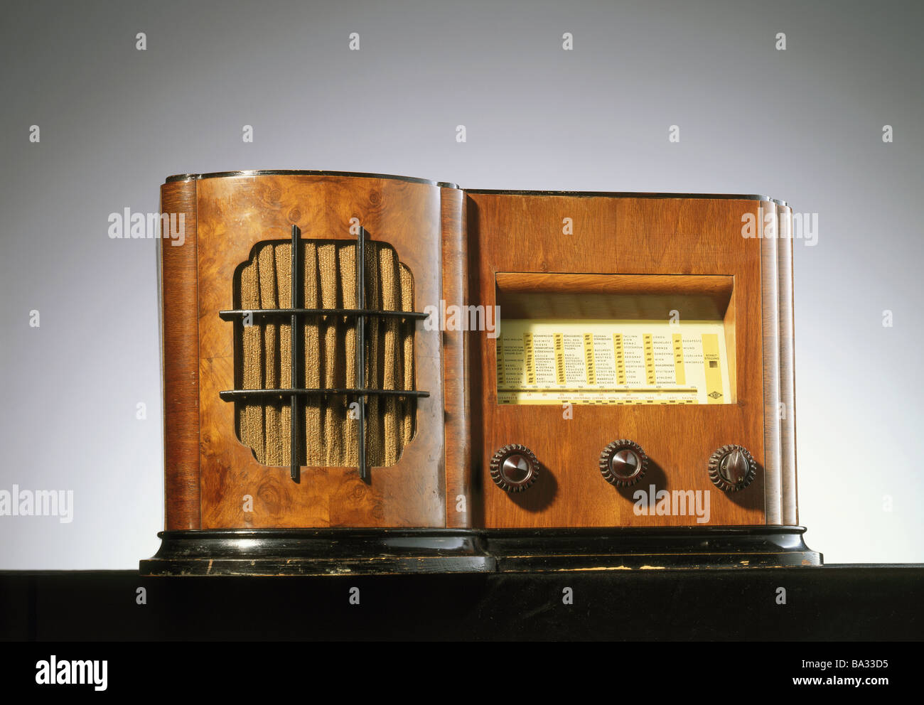 Tubo de nostalgia-radio Seibt 326W 1935-36 'confesionario' no hay propiedad  radio liberación viejo anticuado electro-aparato radio Fotografía de stock  - Alamy