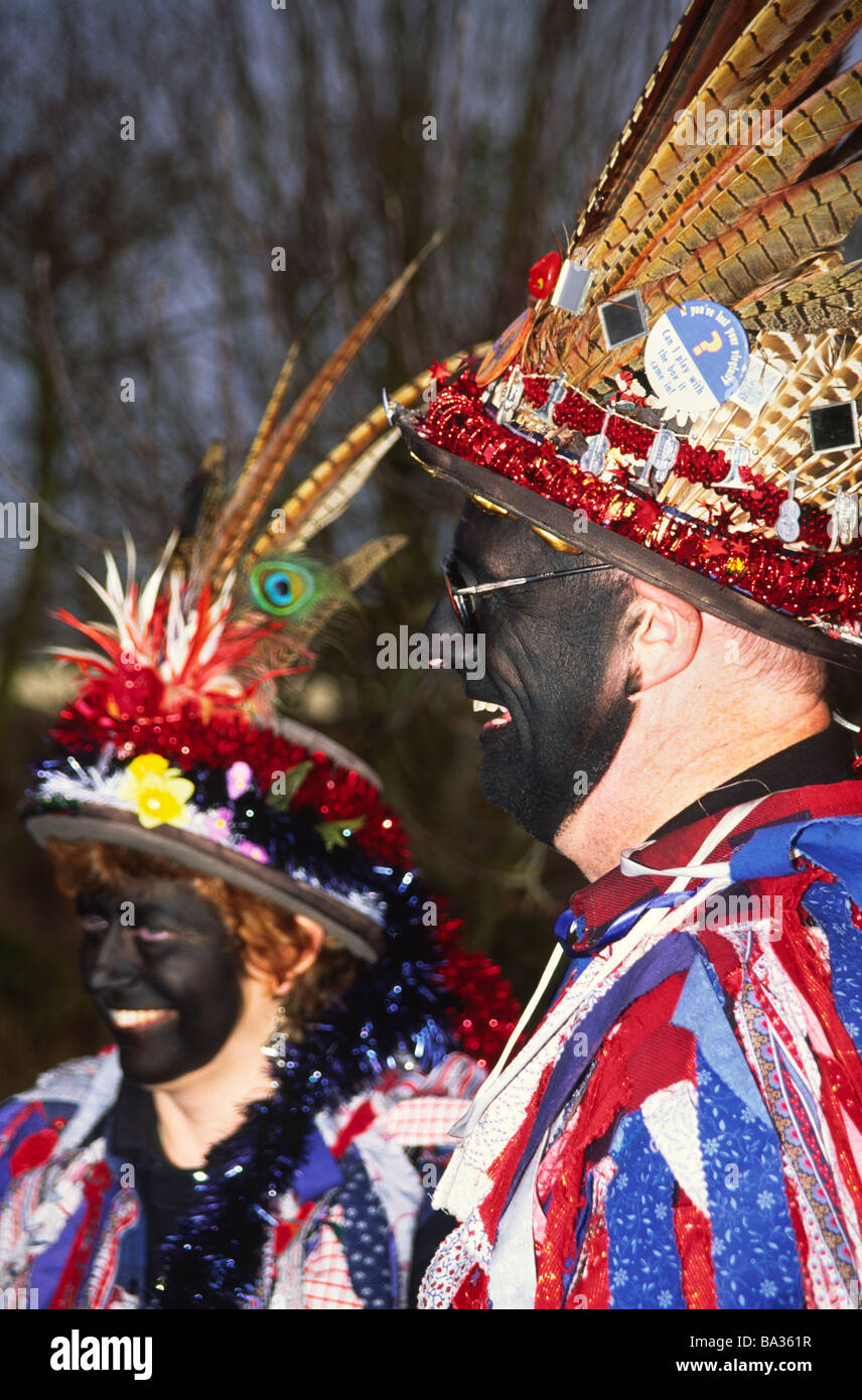 Morris bailarines vistiendo sombrero de plumas con ennegrecido cara Foto de stock