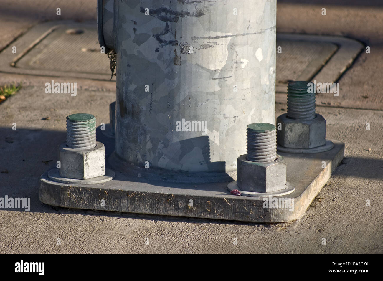 Cuatro grandes pernos de sujeción de la luz por una calle Fotografía de  stock - Alamy