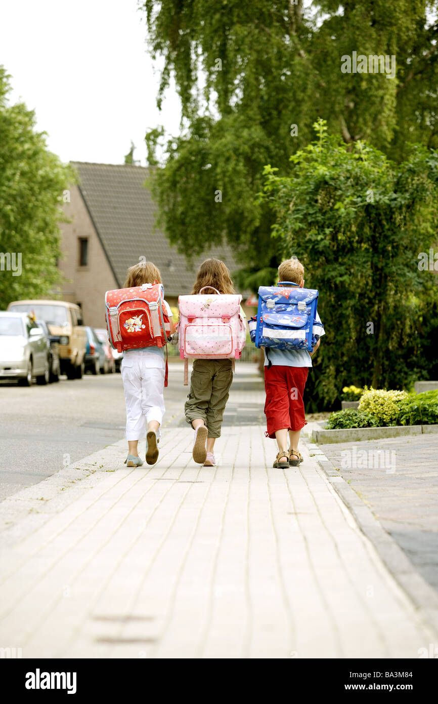 Las niñas boy mochilas escolares escuela-vuelta-opinión series personas  tres niños 6-7 años escolares amigos summers fuera Fotografía de stock -  Alamy