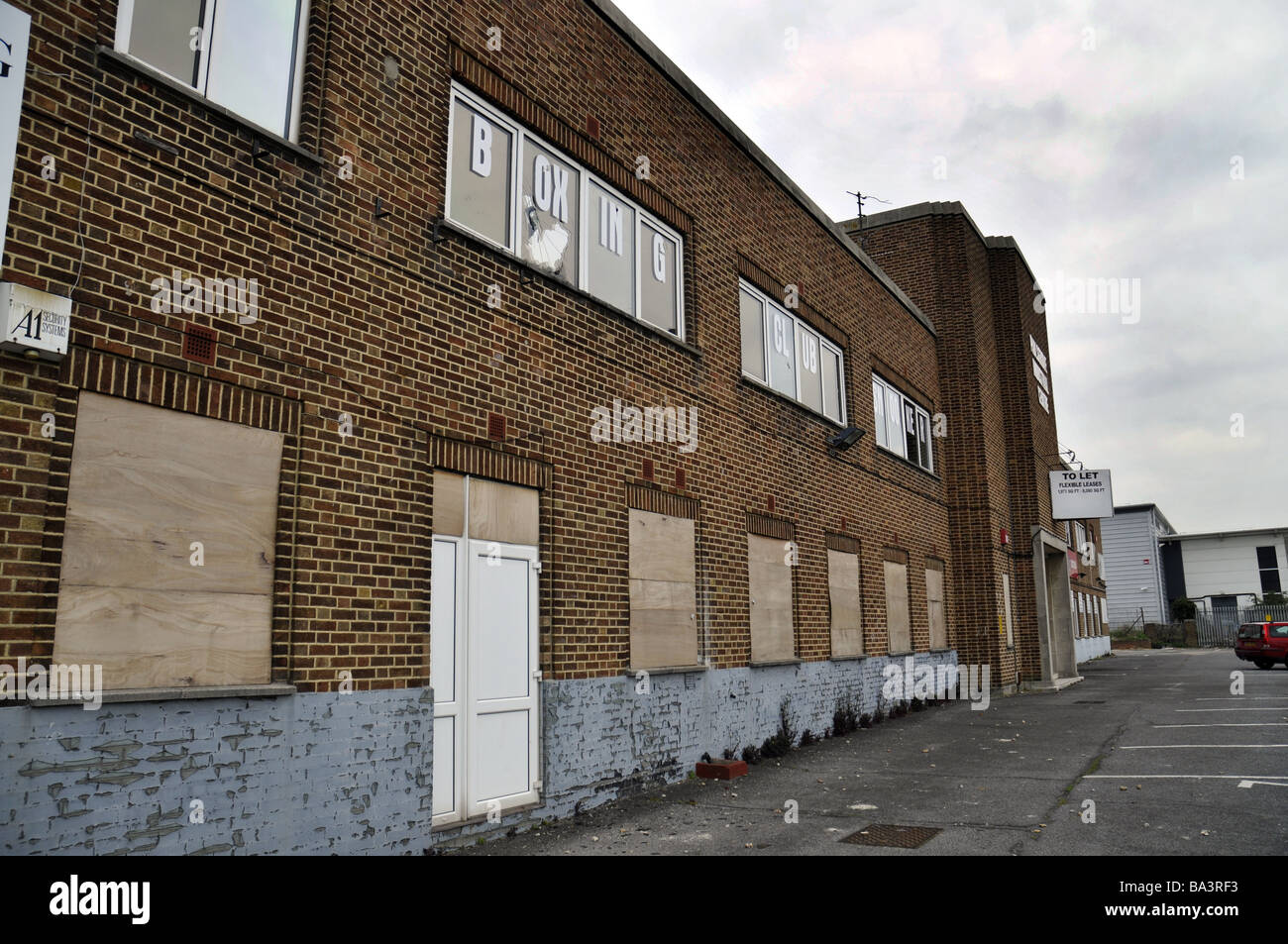 Edificio vacante durante la recesión económica Foto de stock