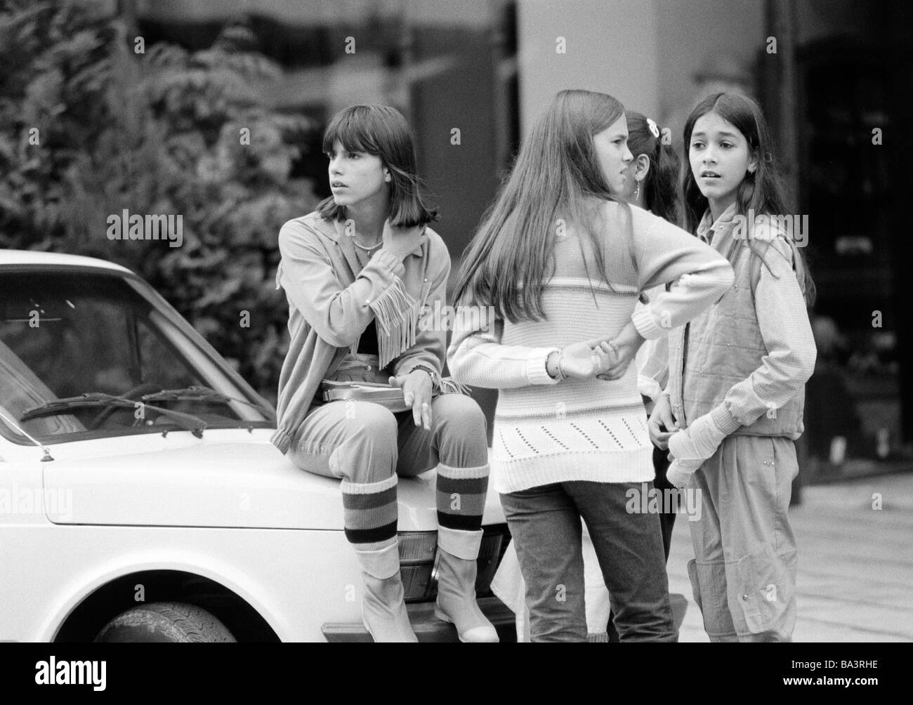 80, fotografía en blanco y negro, gente, cuatro jóvenes chica se encuentran cerca de un coche, los brasileños, chaqueta, pulli, pantalones, vida cotidiana, Brasil, Minas Gerais, Belo Horizonte, de 16 a 18 años Foto de stock