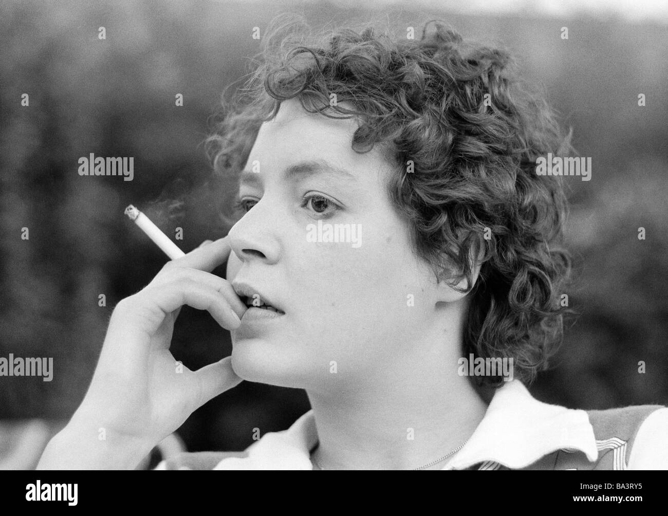 70, fotografía en blanco y negro, gente joven sostiene un cigarrillo en su mano, retrato, de 23 años de edad a 28 años, Monika Foto de stock