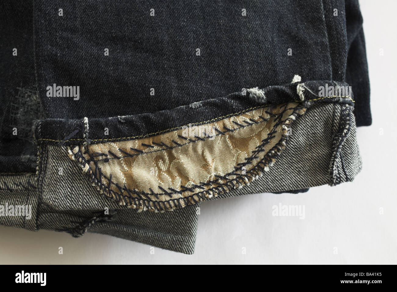 Los pantalones vaqueros ropa parches de aplicaciones detalles artesanales  jeans Näharbeiten pernera cambiado patchwork remendando las reparaciones  Fotografía de stock - Alamy
