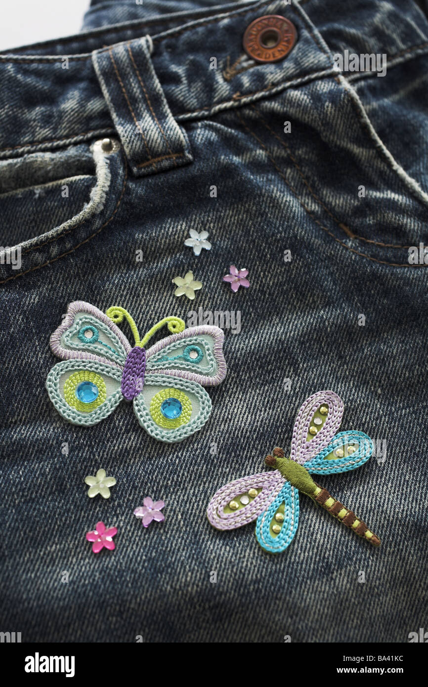 Los pantalones vaqueros ornamentación detalle Strasssteine Aufnäher  aplicaciones artesanía ropa jeans Näharbeiten Strass Fotografía de stock -  Alamy