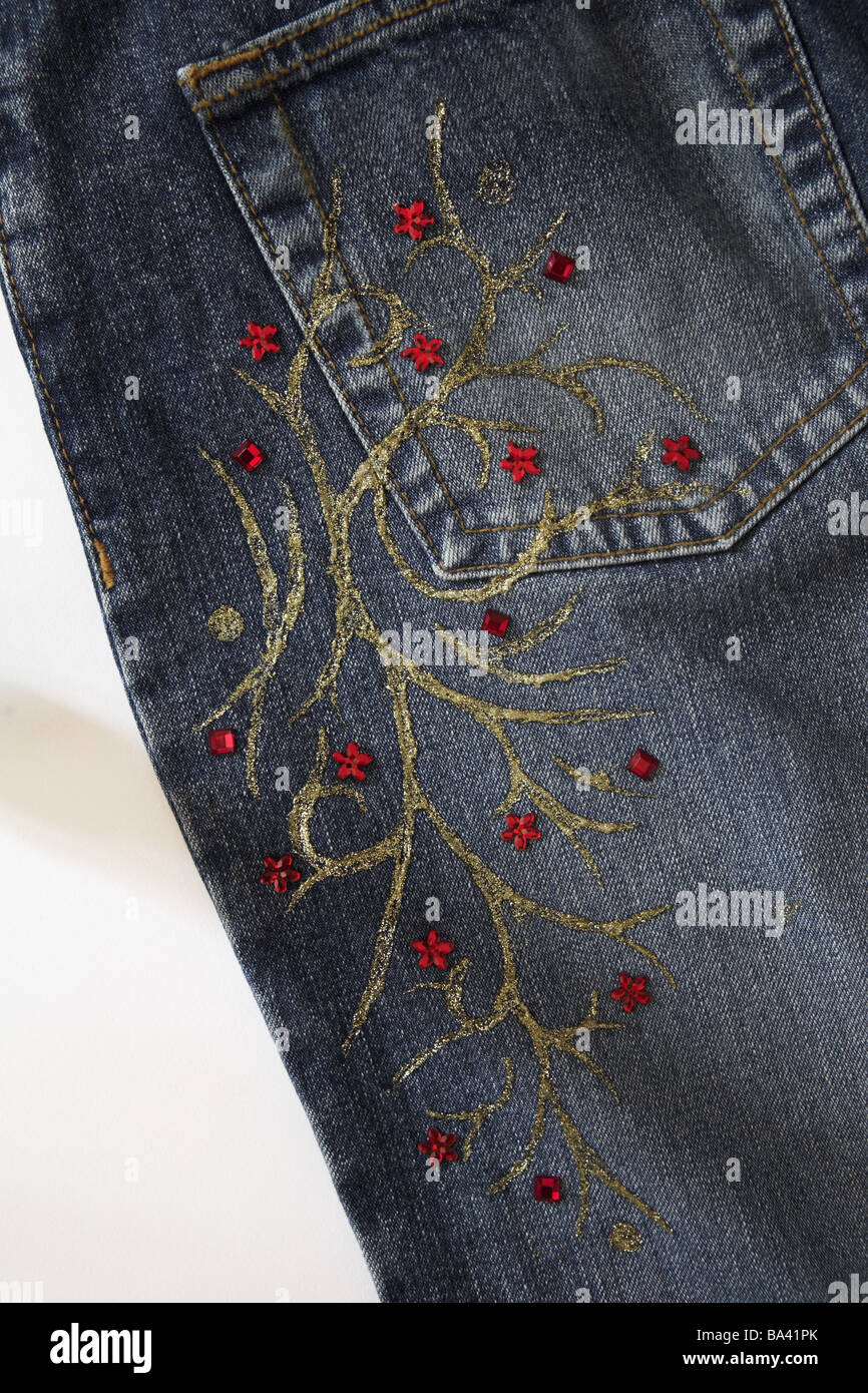 Los pantalones vaqueros ornamentación detalle material-color aplicaciones  Strasssteine Tribal ropa artesanal ornamentación jeans Fotografía de stock  - Alamy