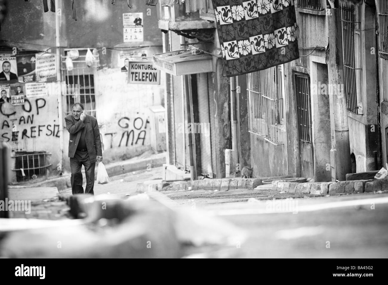Viejo hombre caminando en sucios tugurios Turquía Foto de stock