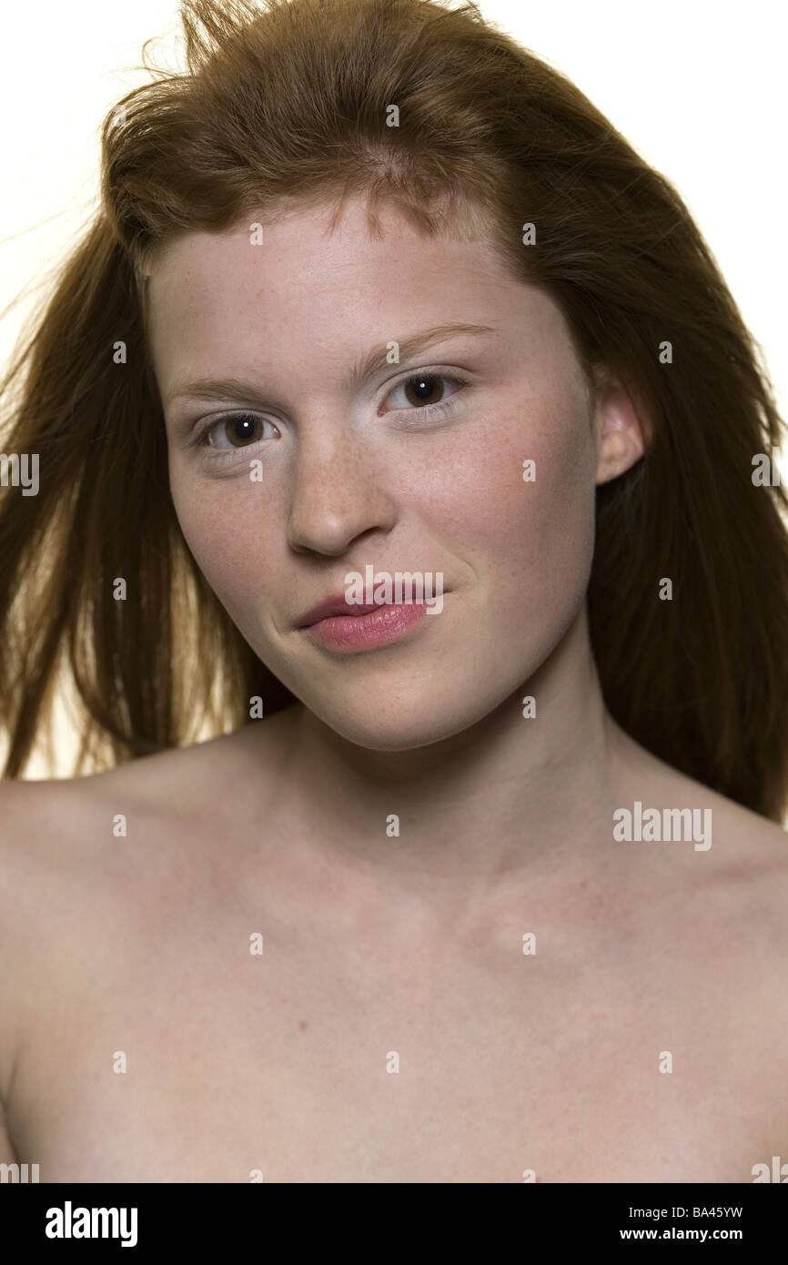 Chicas peludas rojo pecas mirada cámara abordó la serie de retratos de  personas adolescentes de 10-15 años de largos cabellos órganos superiores  libremente Fotografía de stock - Alamy