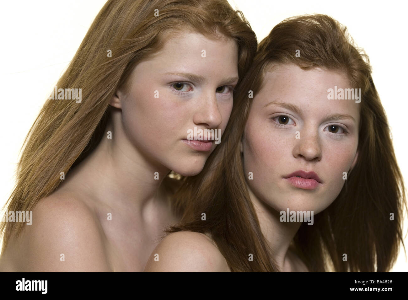 Dos chicas peludas roja mirada de la cámara de la serie de retratos de  personas adolescentes de 10-15 años, amigos, hermanos, hermanas, órganos  superiores libremente Fotografía de stock - Alamy