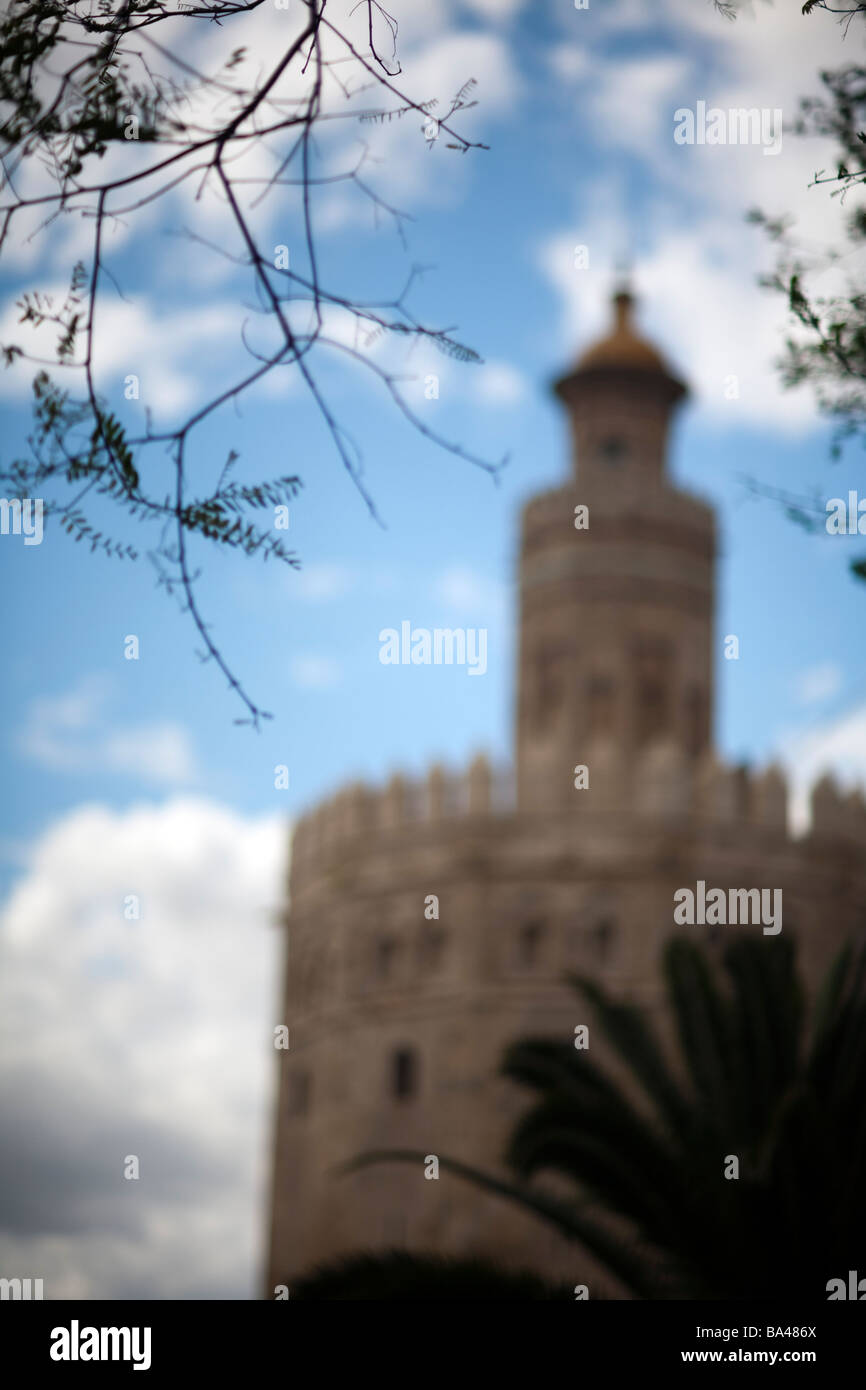 Torre Dorada estilo morisco del siglo 12 la ciudad de Sevilla, comunidad autónoma de Andalucía al sur de España Foto de stock