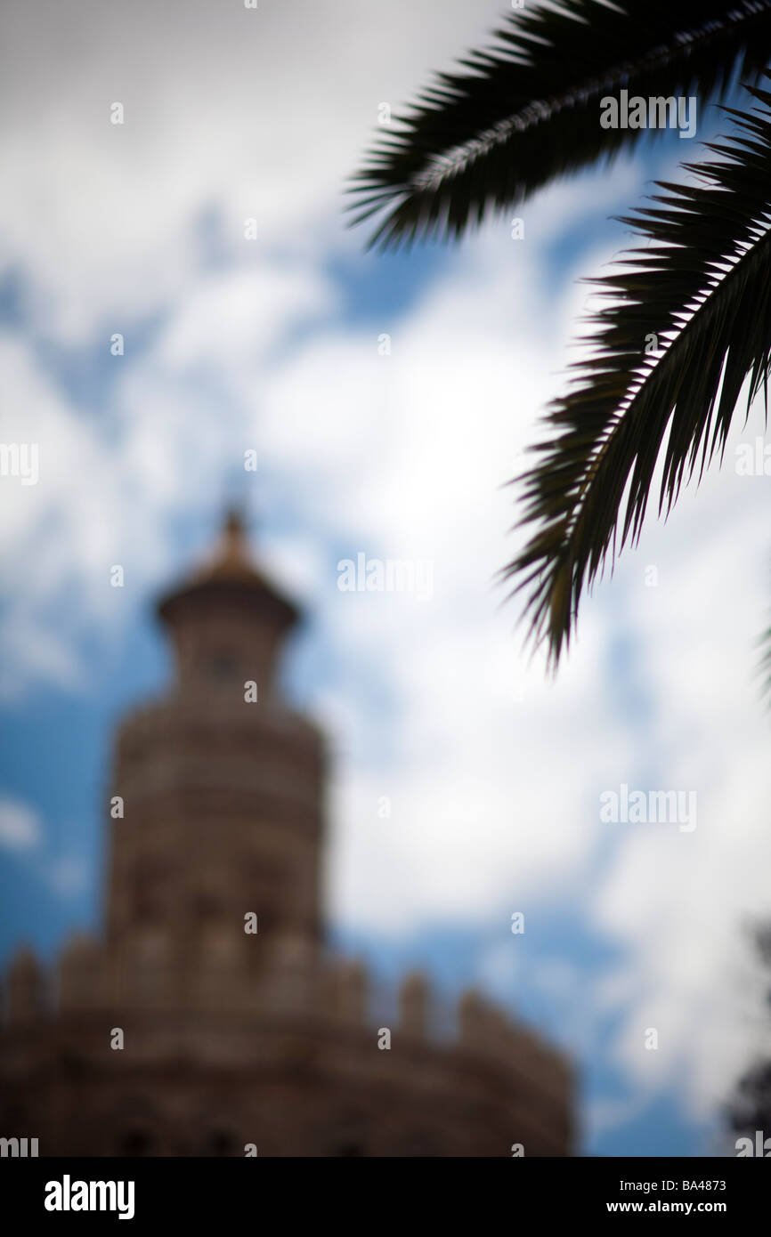 Torre Dorada estilo morisco del siglo 12 la ciudad de Sevilla, comunidad autónoma de Andalucía al sur de España Foto de stock
