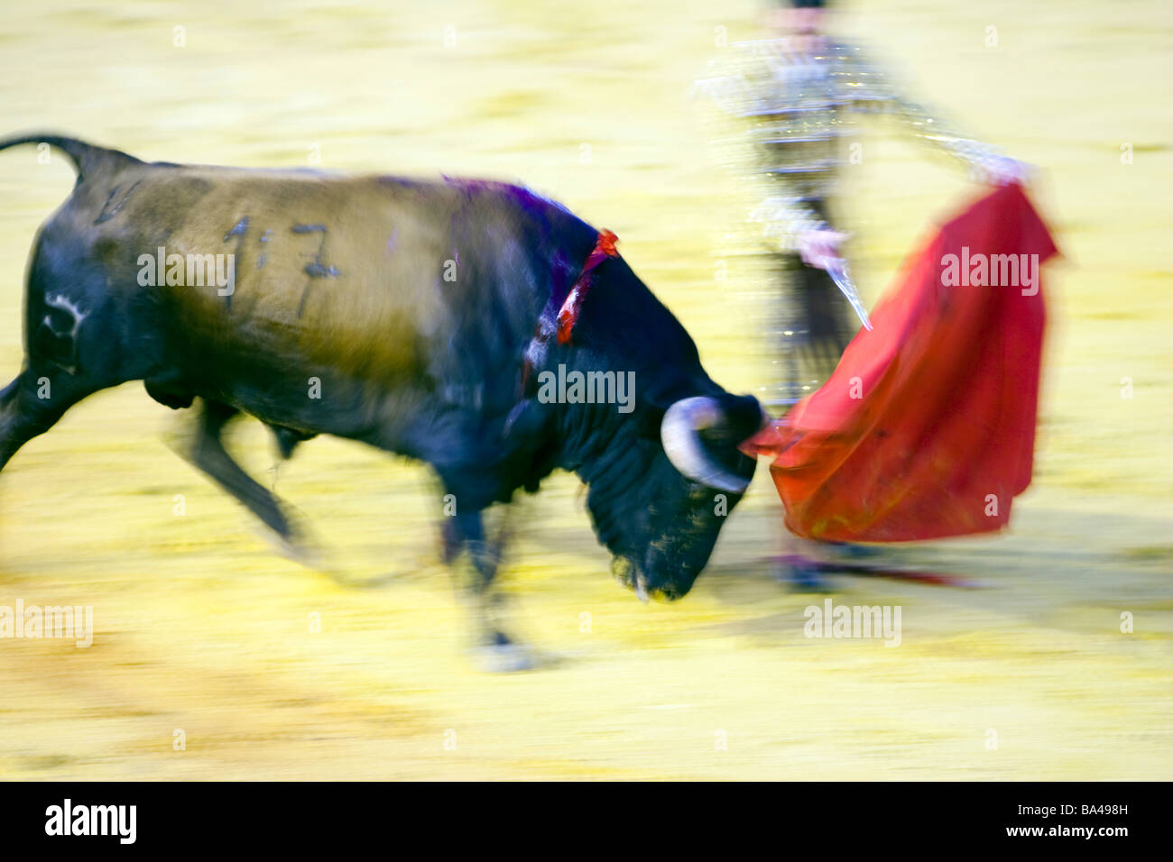 Corrida de toros a una velocidad de obturación lenta acción Real Maestranza  de Sevilla Fotografía de stock - Alamy