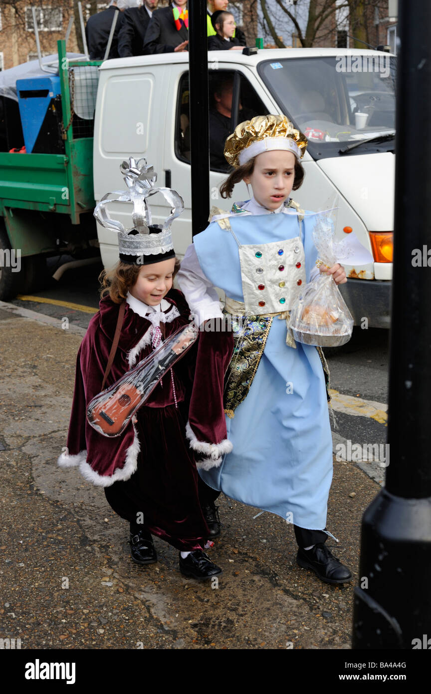 Niños judíos ortodoxos vestidos para la fiesta de Purim en una calle en  Stamford Hill, Londres Fotografía de stock - Alamy