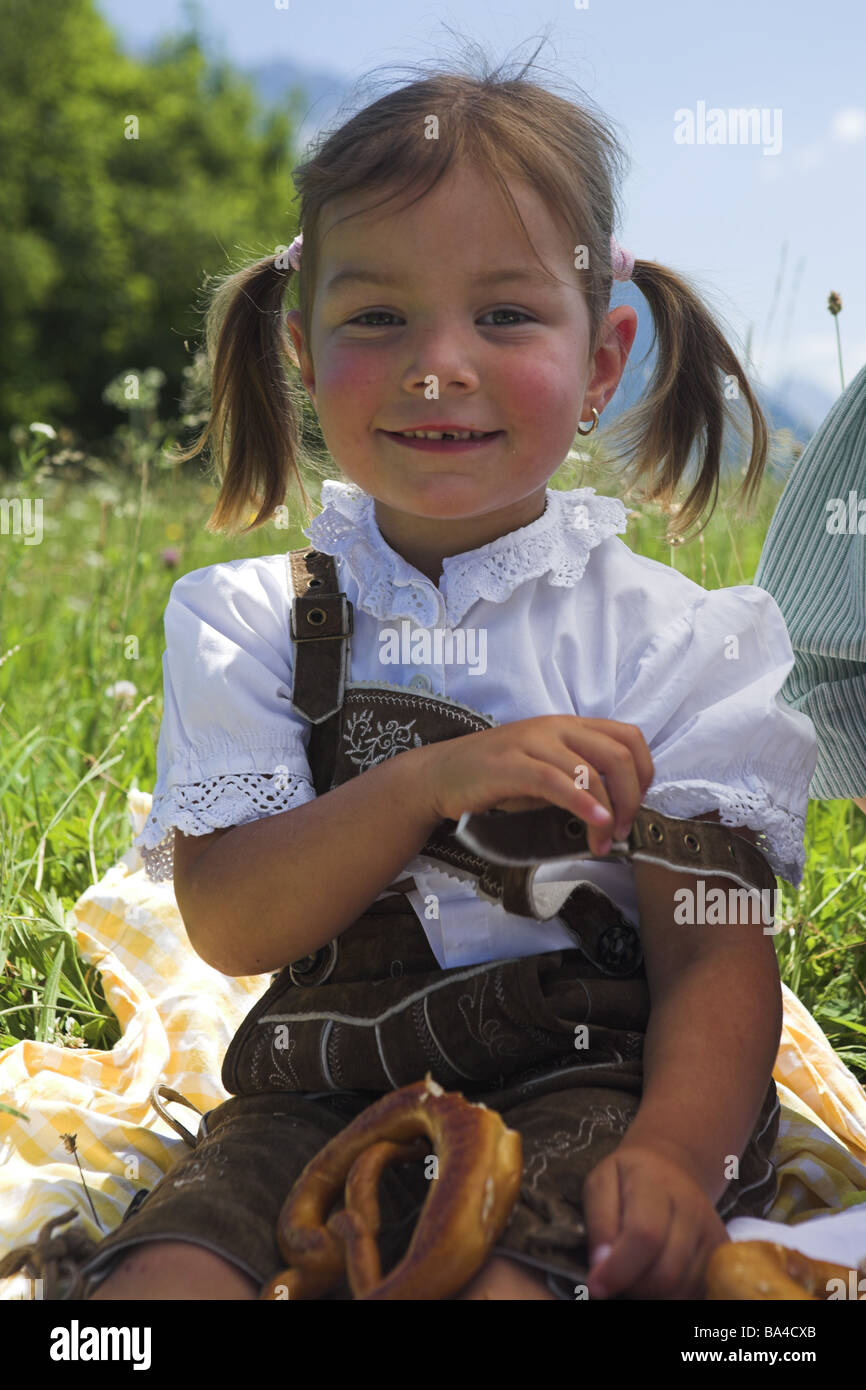 Meadow niñas vestido oficial picnic detalle alegremente serie Niño 5-10 años  trenzas rubia cortos ropa de cuero blusa Fotografía de stock - Alamy