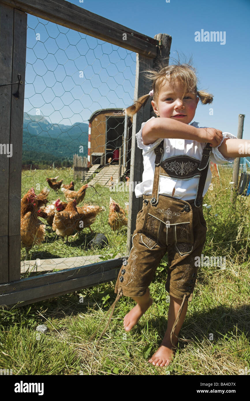 gallinero niñas shorts de cuero descalzo series 'gente ropa para los niños de años, estilo casa de campo, rural Fotografía de stock - Alamy